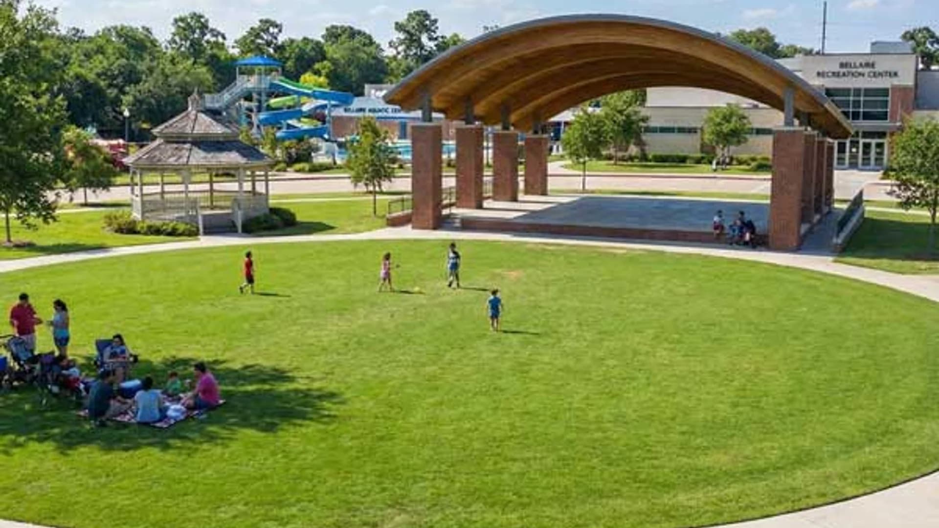 Automatic gate installation team near Bellaire Town Square in Bellaire, TX